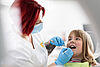 Kind wird von Zahnarzthelferin behandelt